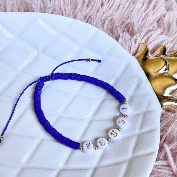 Pulsera personalizada fimo azul.