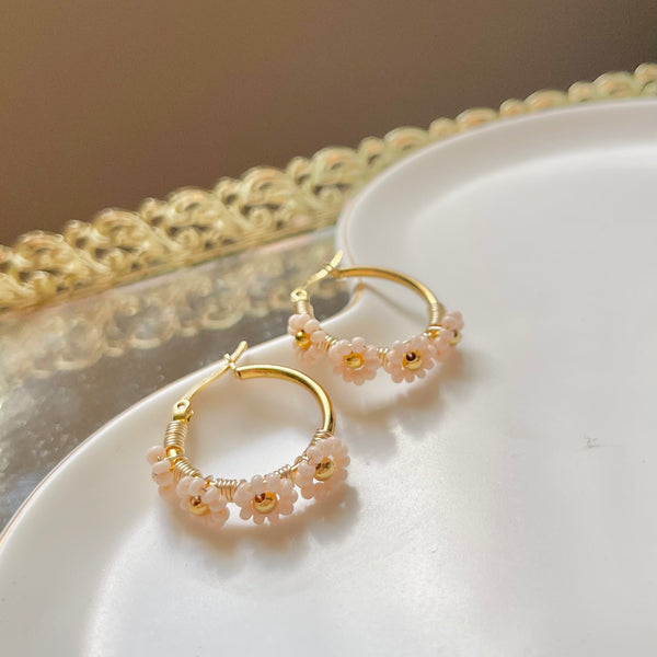 Arracadas flores beige.