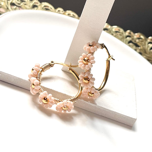 Arracadas flores beige.