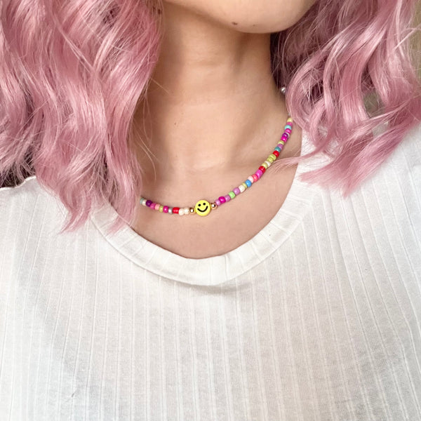 Collar happy face arcoíris.
