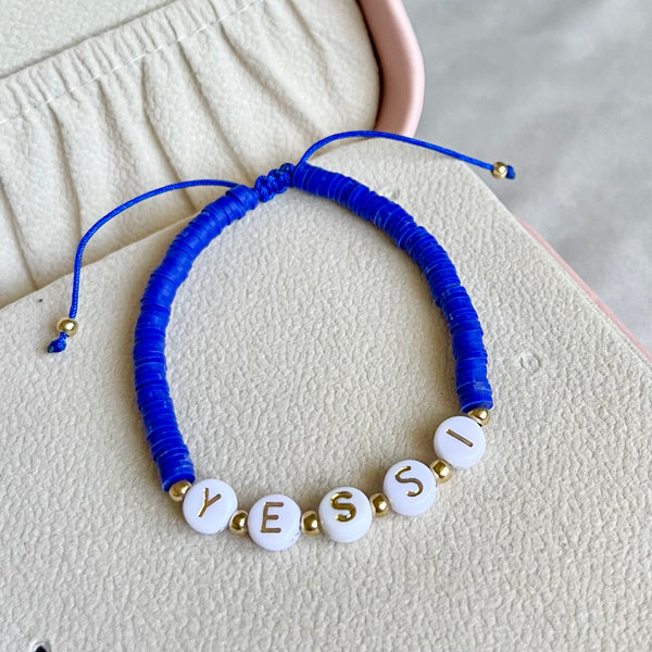 Pulsera personalizada fimo azul.