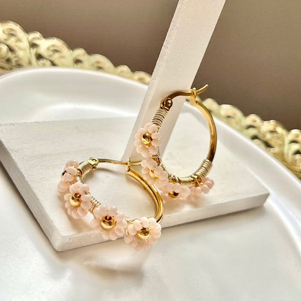 Arracadas flores beige.