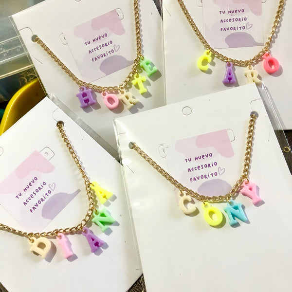Collar personalizado letras de colores.