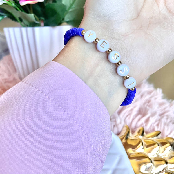 Pulsera personalizada fimo azul.