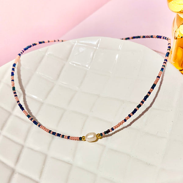 Collar perlita de río.