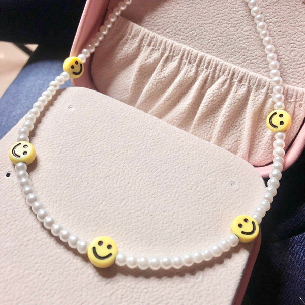 Collar carita feliz perlas.