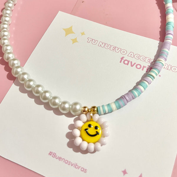 Collar carita fimos lila.